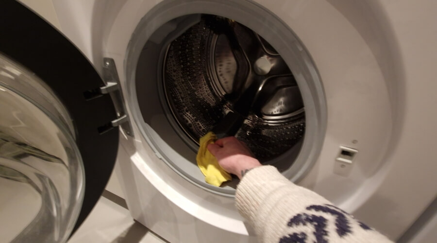 Cleaning a washing machine
